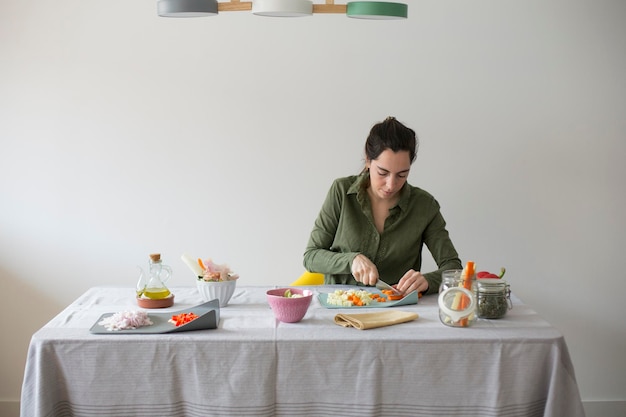 Persona disfrutando comida casera